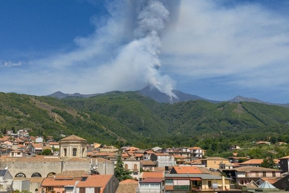 Volcán ETNA expulsa nube de cenizas y gas: autoridades aseguran que no hay «peligro para la población»