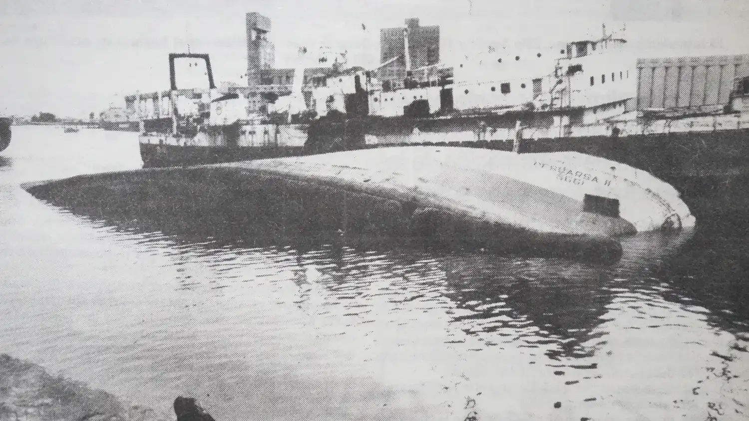 De costado. Quedó el Pesuarsa II dentro de Puerto Quequén