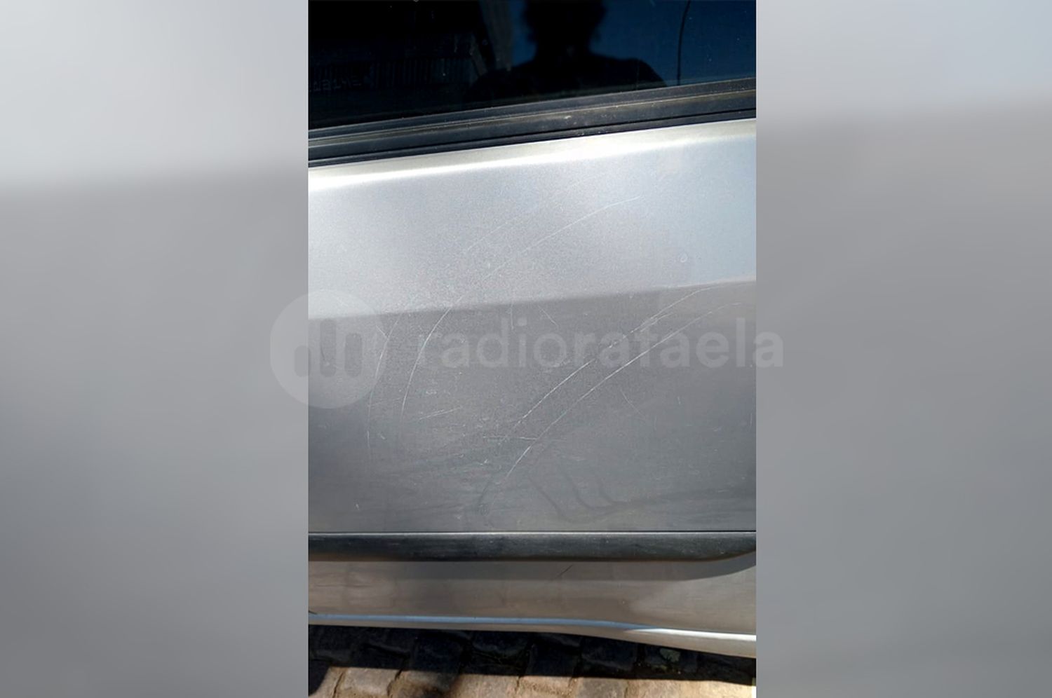 “Así me dejaron el auto estos delincuentes lavacoches”, denunció un vecino