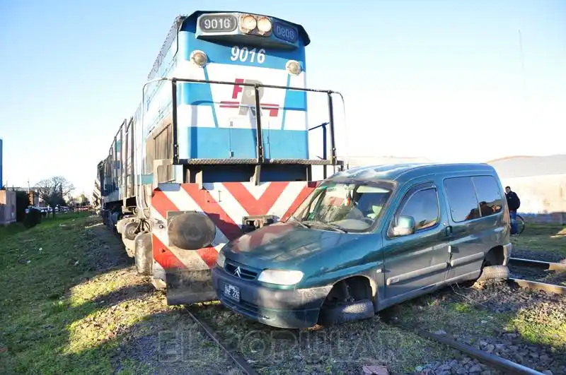 Un tren de cargas chocó a una camioneta en Olavarría