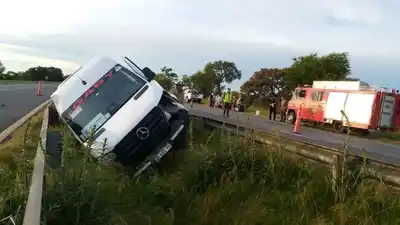 Volcó una combi con 15 pasajeros en la Ruta 12, a la altura de Ceibas