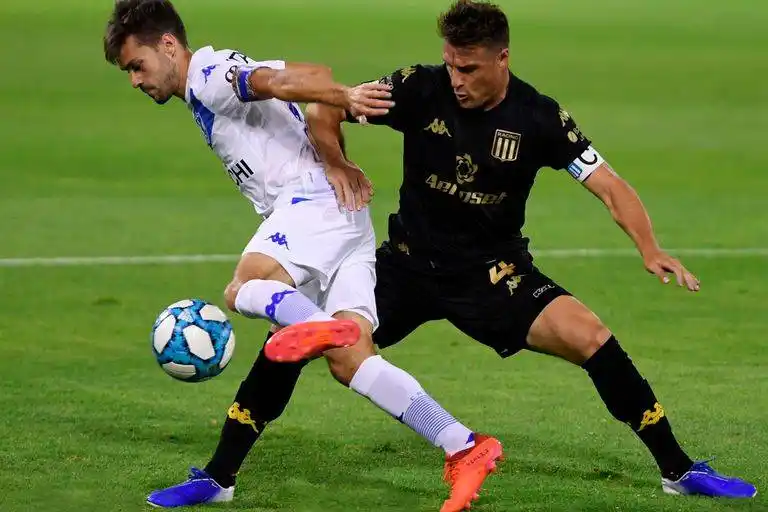Con la cabeza en la Libertadores, Racing visita a Vélez