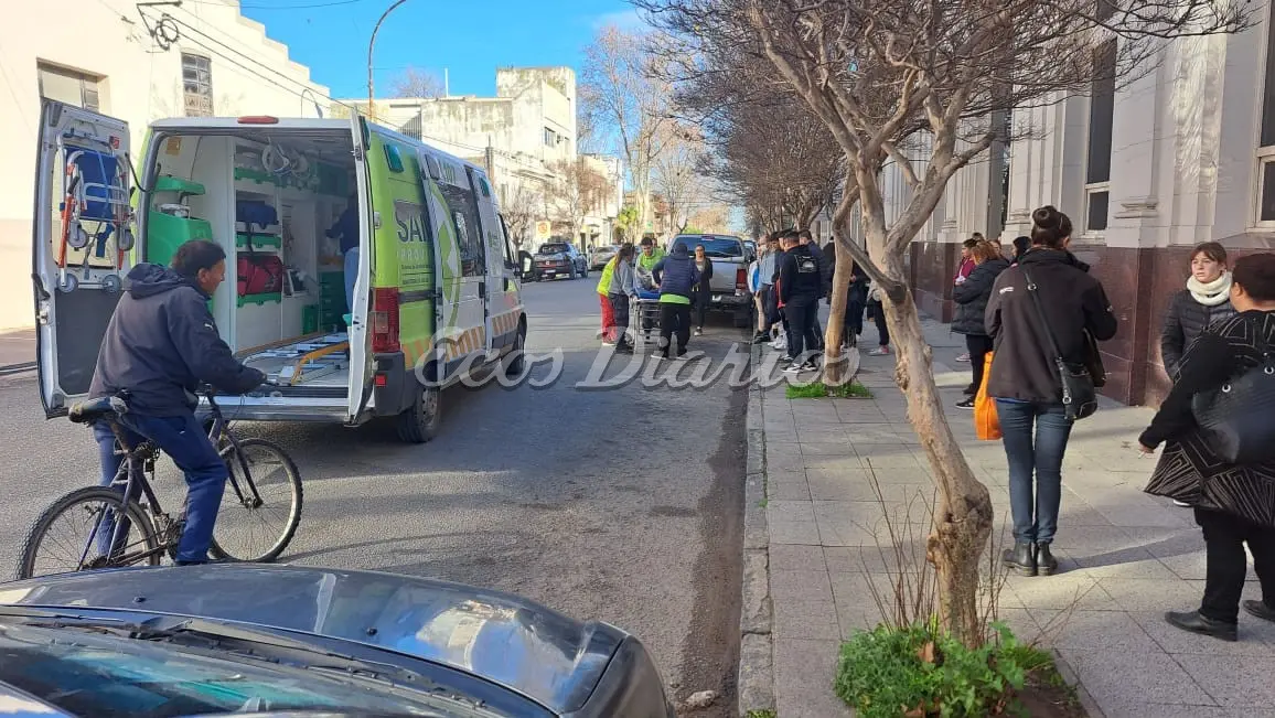 Una mujer está internada tras ser chocada por un auto en 61 y 60