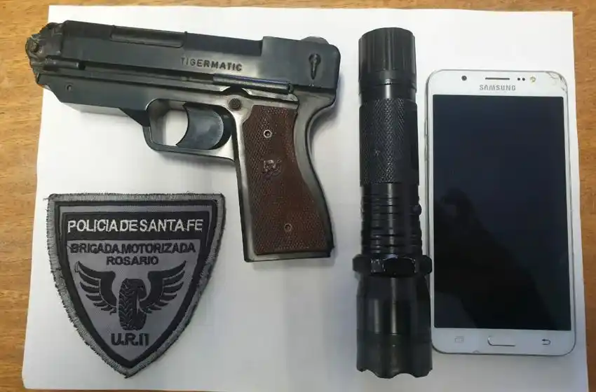 Detienen a dos niños con una picana y una réplica de pistola