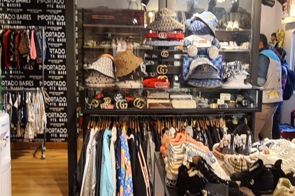 Desbarataron un local de Puerto Madero que vendía ropa trucha de marcas de lujo a famosos