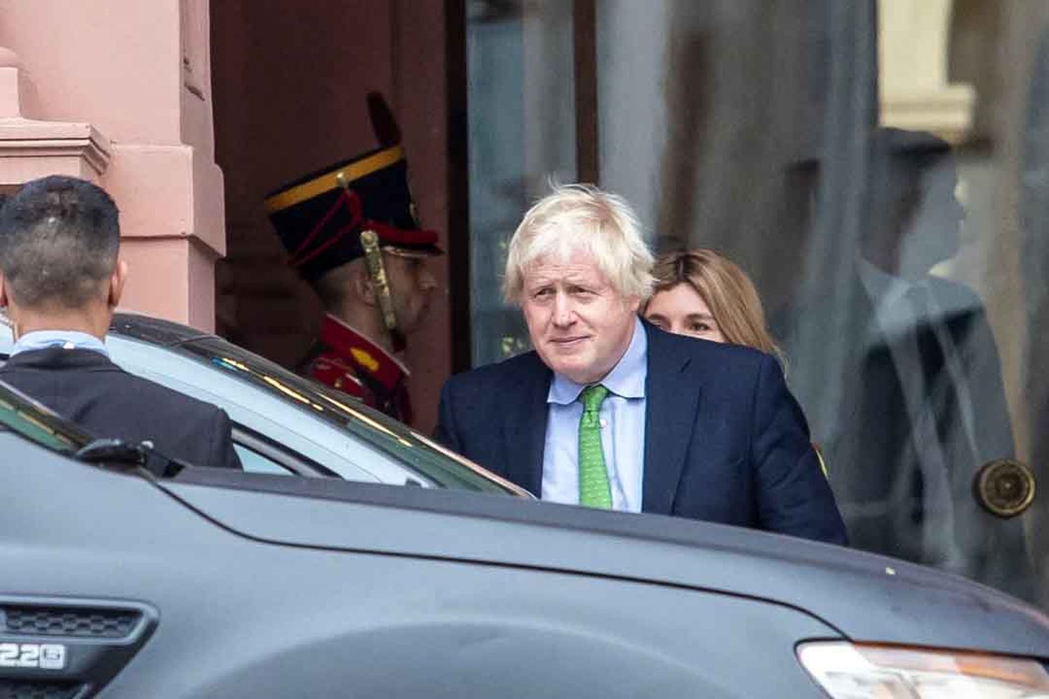 Milei recibió en la Rosada a Boris Johnson, quien le obsequió su nuevo libro