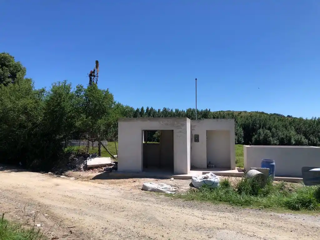 La obra de agua que avanza en la calle Calihué y avenida Estrada.