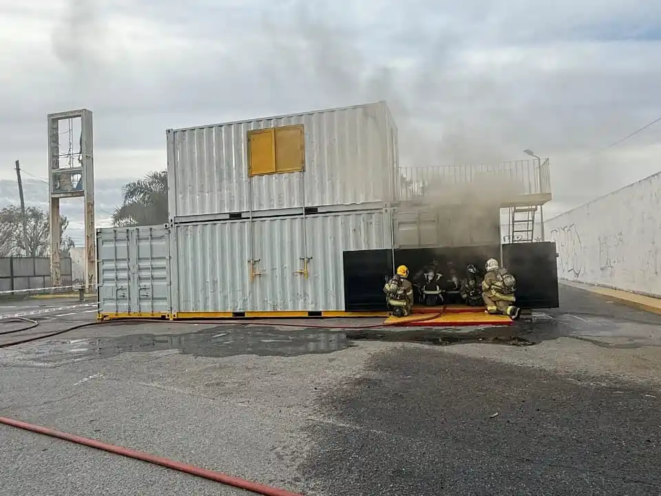 Formación clave para enfrentar el fuego: bomberos gualeyos se capacitaron en ventilación táctica