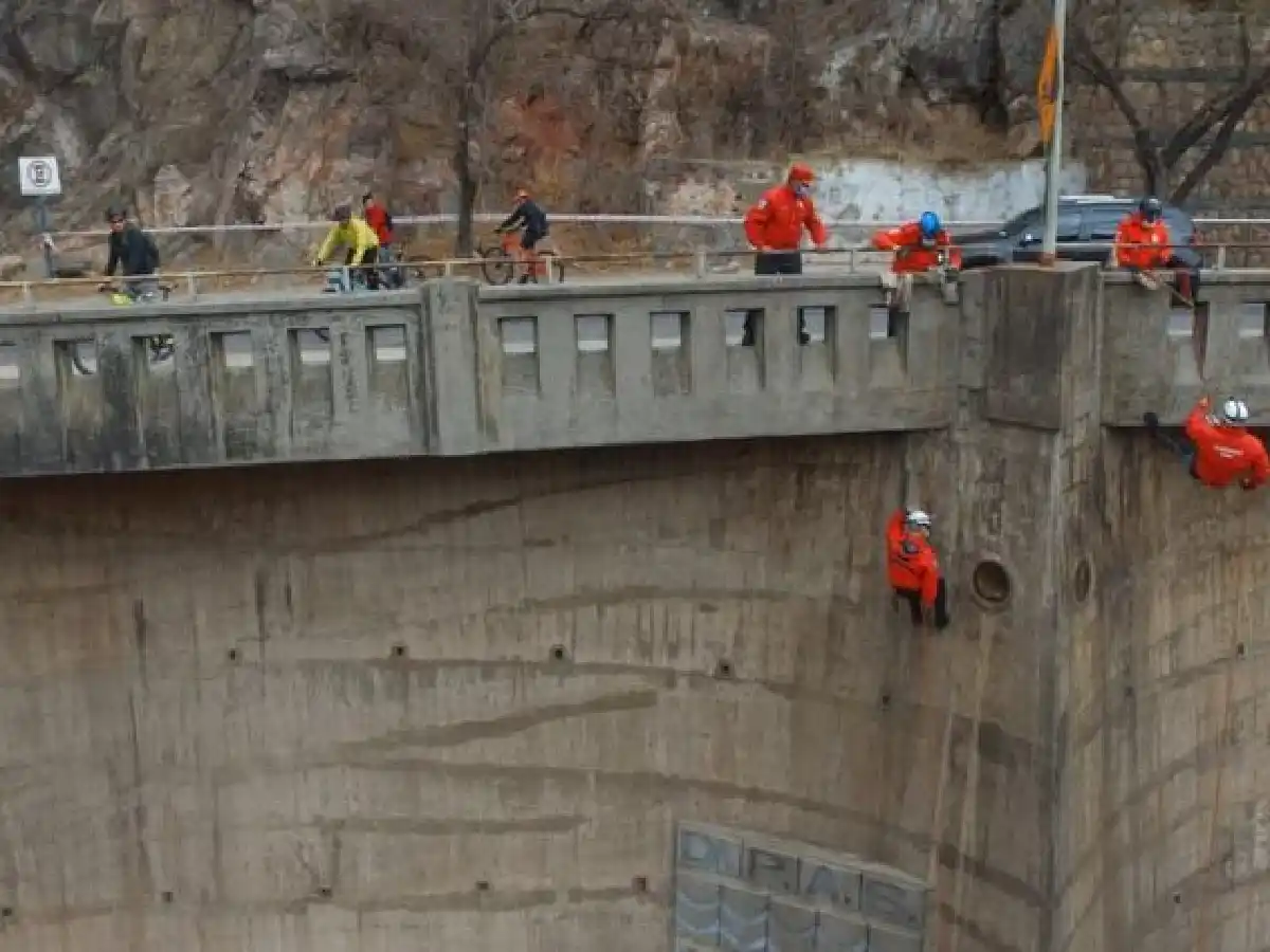 Detuvieron al joven que "bromeando" tiró una piedra al dique San Roque