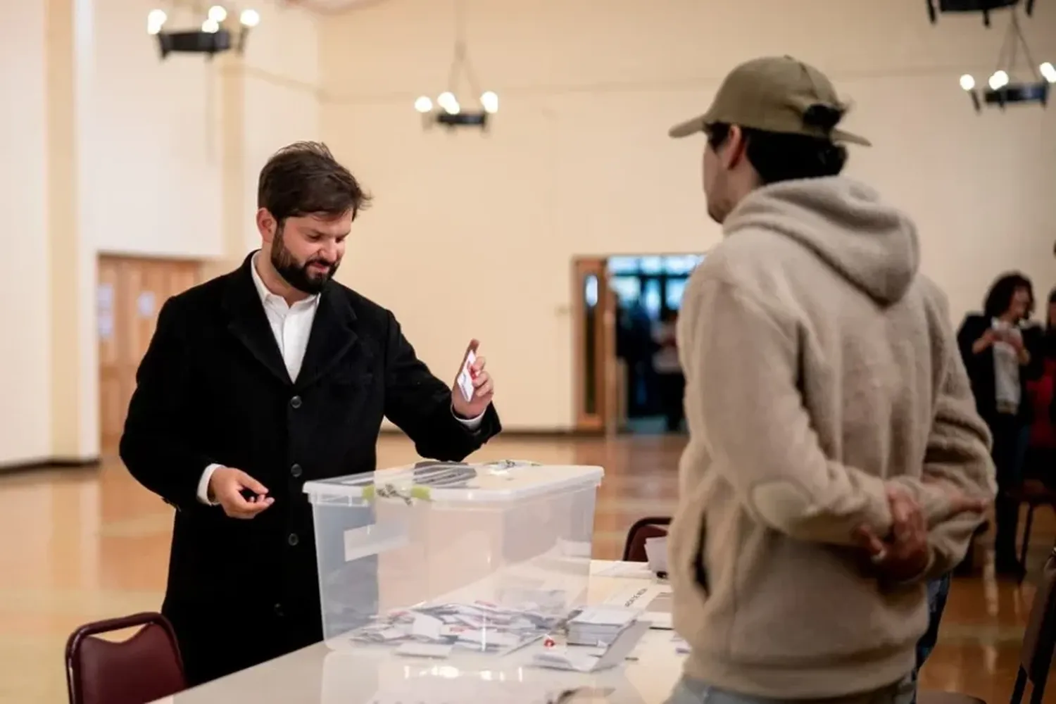 El presidente de Chile, Gabriel Boric, emite su voto durante un referéndum sobre una nueva constitución chilena, en Punta Arenas, Chile.