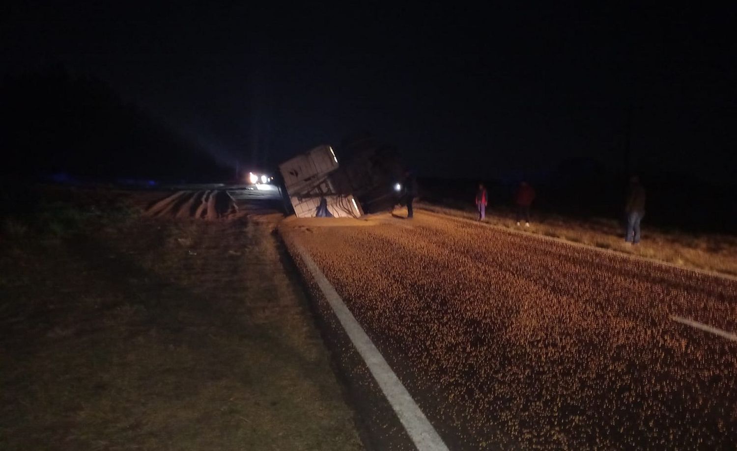 Villa Ocampo: un camionero alcoholizado mordió la banquina y volcó la soja que transportaba