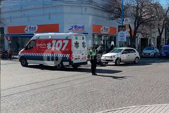 Otro accidente en el microcentro: un automóvil se llevó por delante a una motociclista