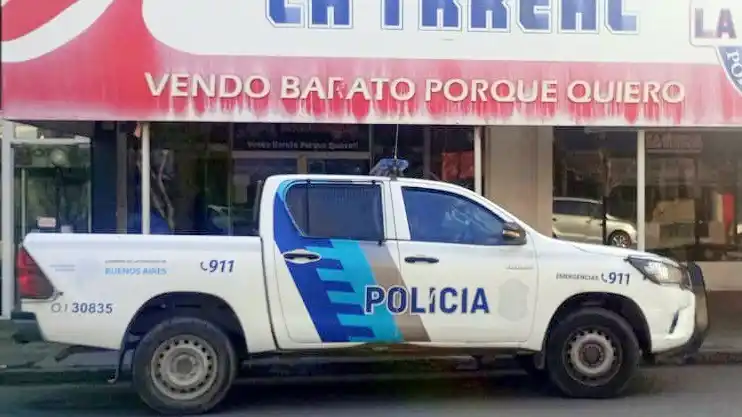 En pleno centro. El individuo robó dos buzos y huyó