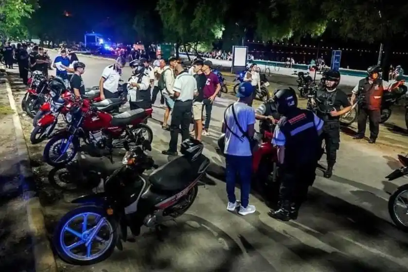 Picadas: quisieron evitar controles escondiendo motos en la playa o las encadenaban a columnas