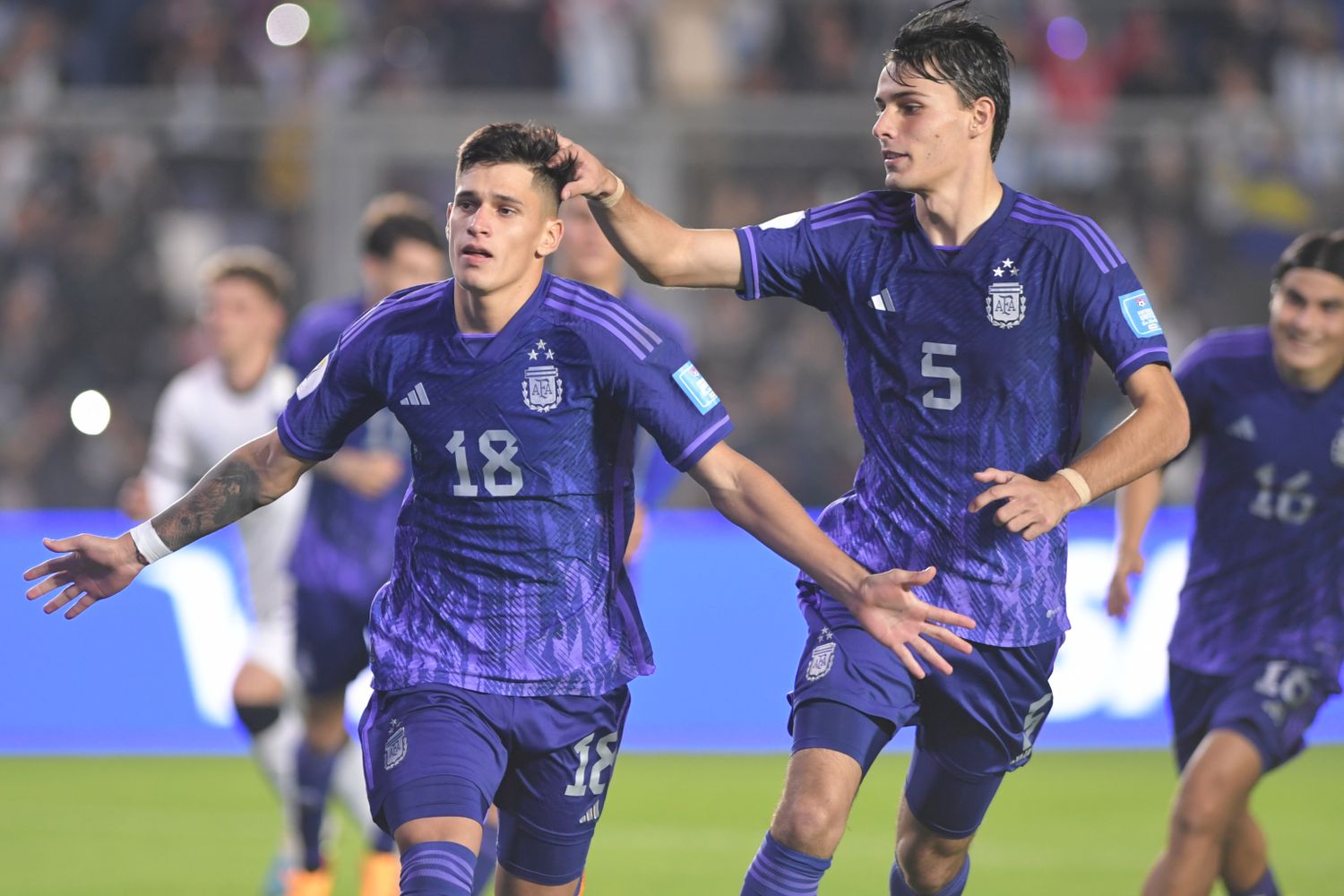 Brian Aguirre, de penal, convierte el cuarto gol de Argentina.