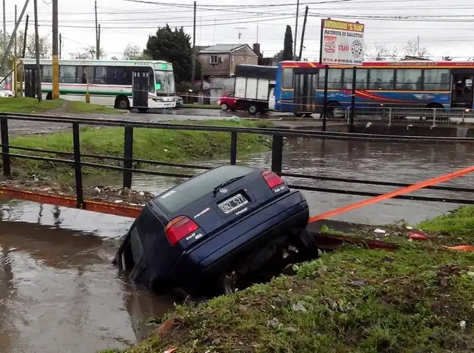 Temporal: Auto cayó a un arroyo en El Talar