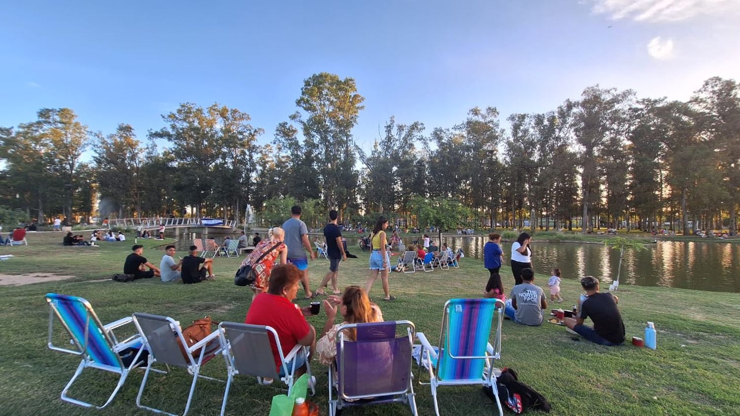 Los vecinos disfrutan de las tardes y noches de verano a la orilla del lago