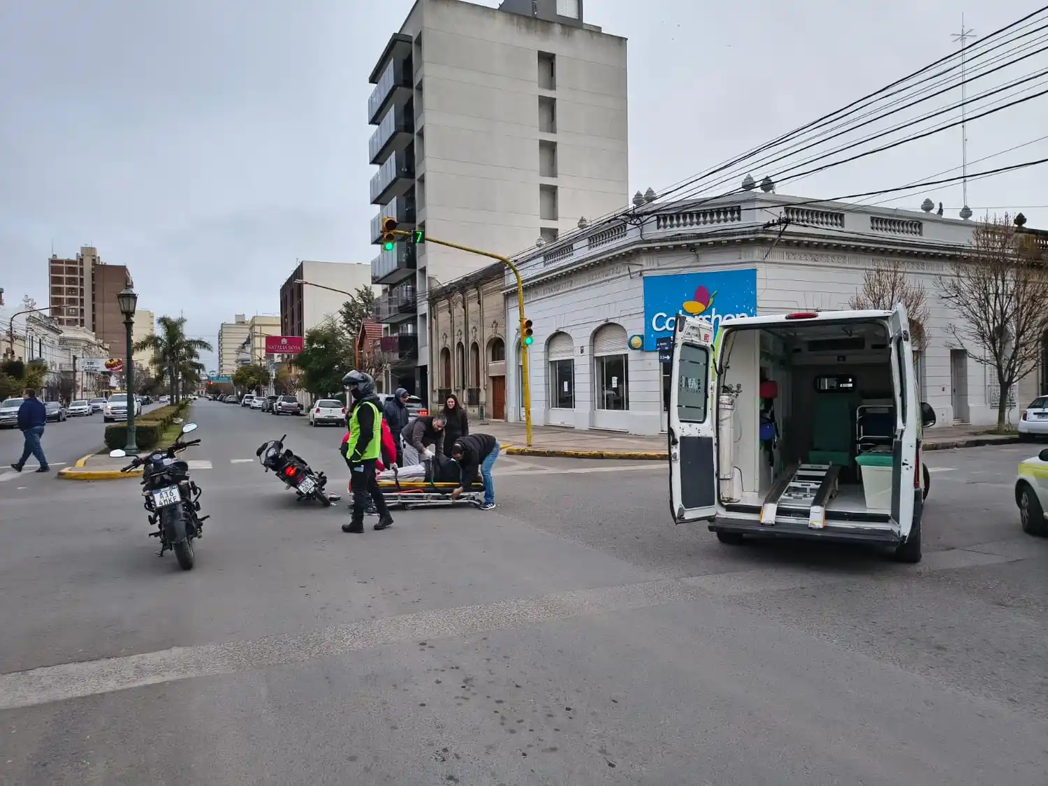 Choque entre un auto y una moto en la intersección de avenida Moreno y Roca