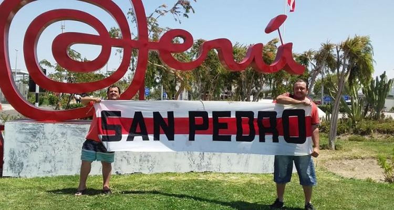 La odisea de dos hinchas de River rumbo a Perú: Se rompió el colectivo, pasaron una noche en el desierto y tardaron más de 100 horas en llegar