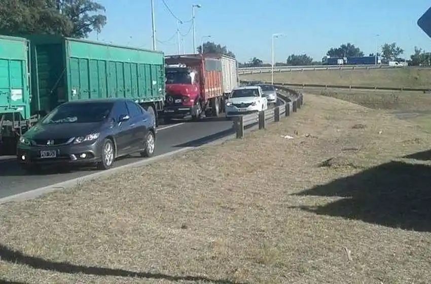 Se complica el tránsito en Circunvalación por las enormes colas de camiones