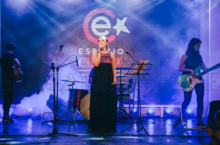 Laura Esquivel debutó junto a su banda en Espacio Clarín