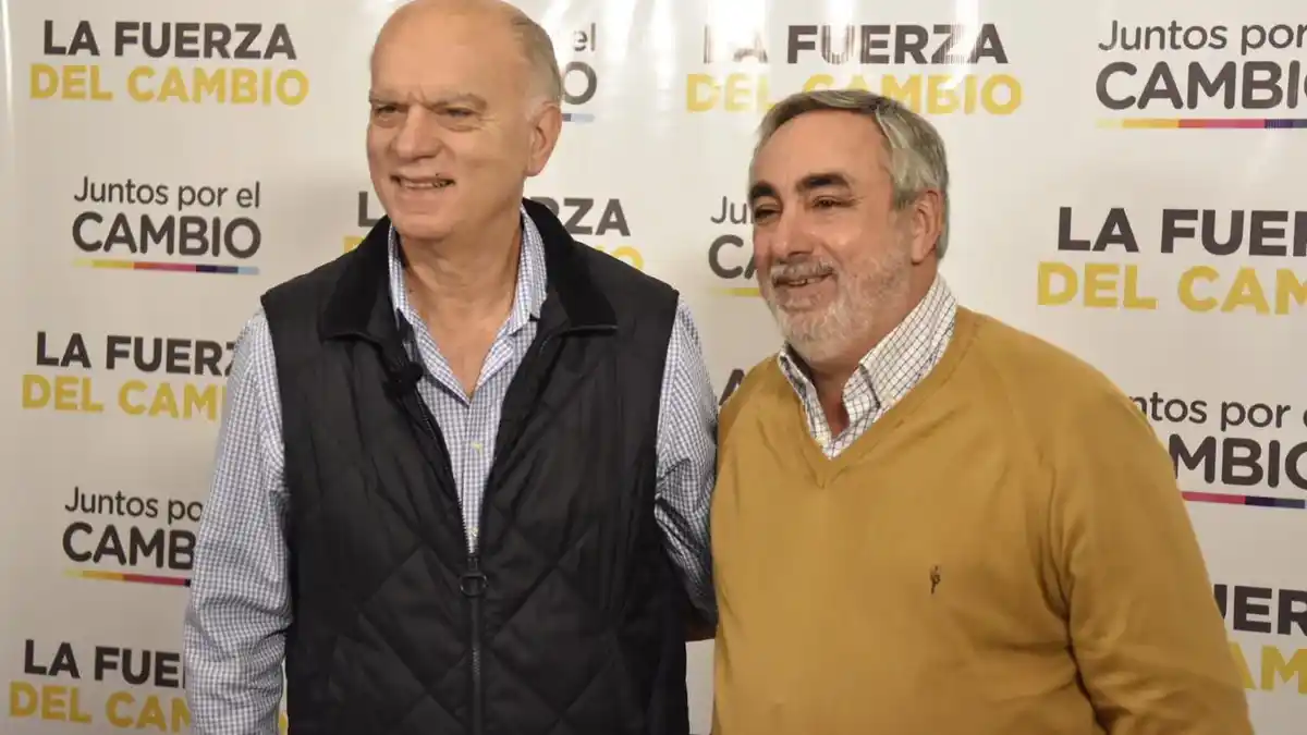 Miguel Fernández junto a Néstor Grindetti