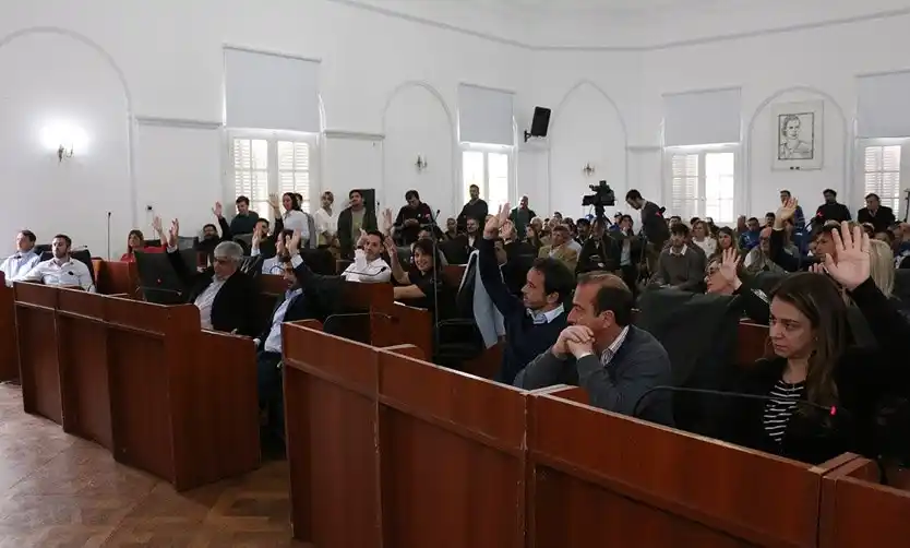 La oposición convocó a una sesión extraordinaria para limitar la suba de tasas