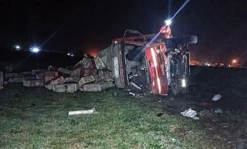 Falleció un motociclista al chocar de frente contra un camión que terminó volcado