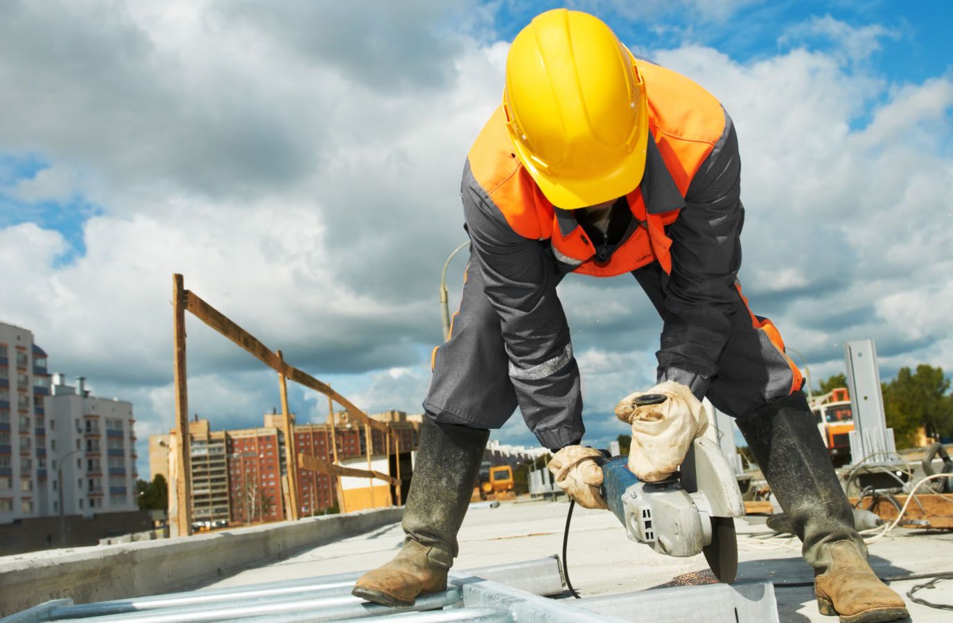 Empleo en la construcción cayó 12%, pero muestra un freno
