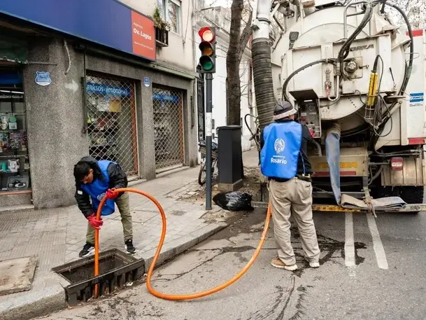 El municipio refuerza la limpieza urbana en toda la ciudad ante el alerta naranja por tormentas para este jueves