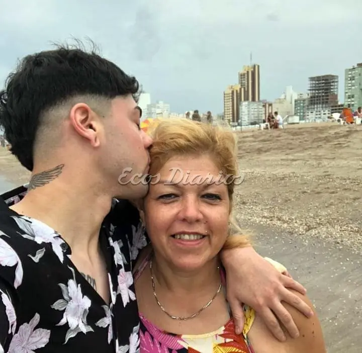 Afecto. De hijo hacia su madre, en plena playa de Necochea