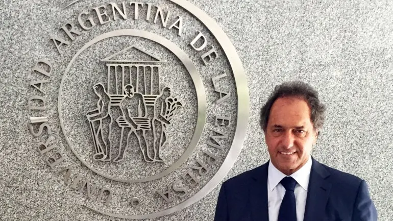 Denuncian a Scioli por supuesto fraude en la obtención de su título universitario