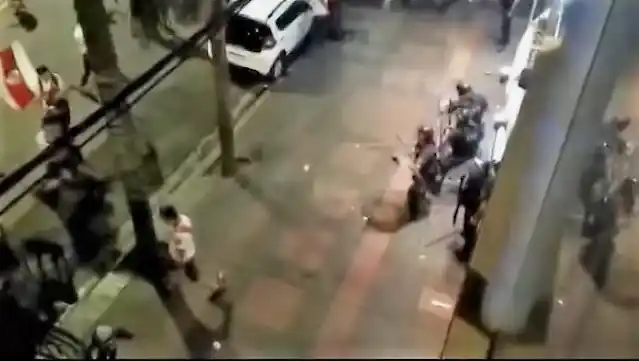 Festejo violento: Hinchas de River atacaron a piedrazos un Bingo de Angelici en Pergamino