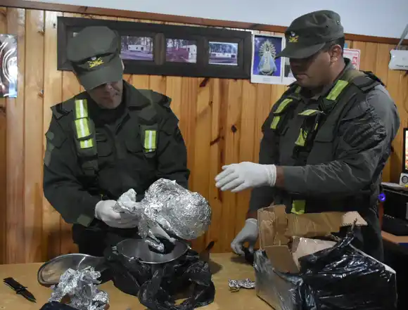 Detienen a mujer en Pablo Nogués al querer retirar una encomienda que contenía 2 kilos de cocaína ocultos en una olla