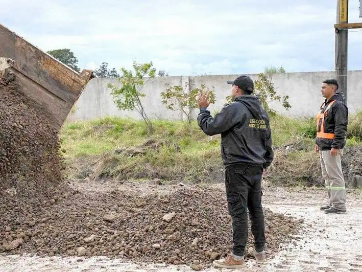 En el acceso al barrio San Jorge, Vialidad
encara tareas de estabilizado granular