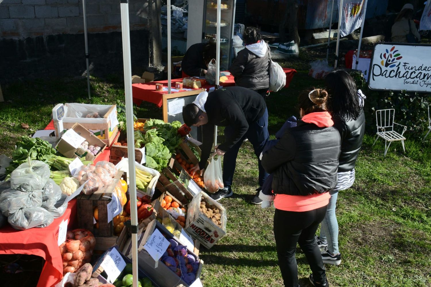 El mercado alimenticio barrial llevó su oferta de productos locales a vecinos de Tandil