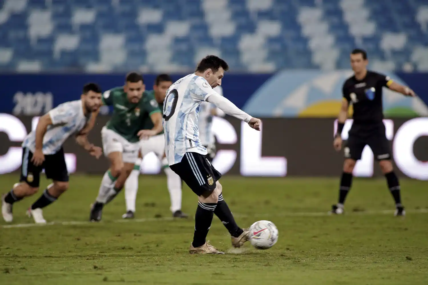 De penal, Messi anota su gol número 74 en el seleccionado.