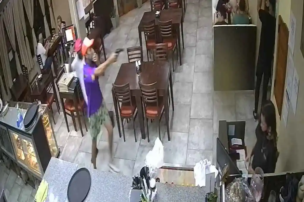 Video: asaltaron a mano armada una cafetería de la capital santafesina