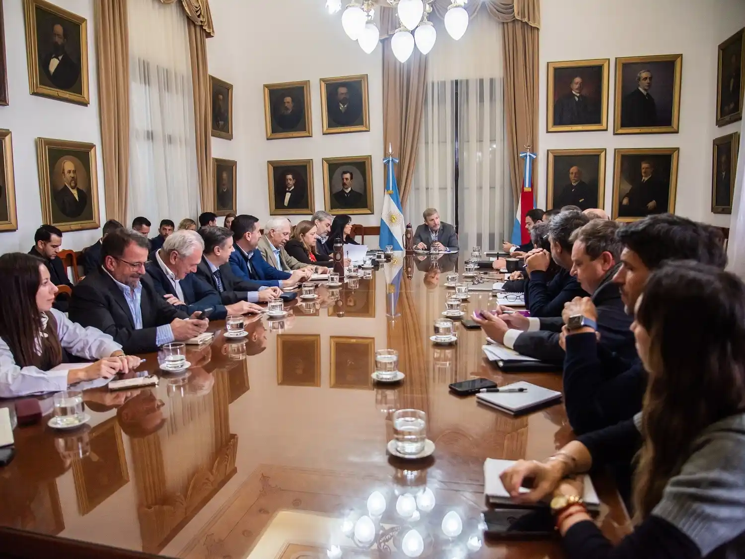 Frigerio analizó en gabinete el avance del plan vial provincial