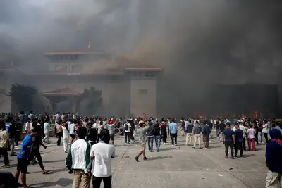 Violencia sin freno en Nepal: agredieron a líderes políticos y quemaron el Parlamento