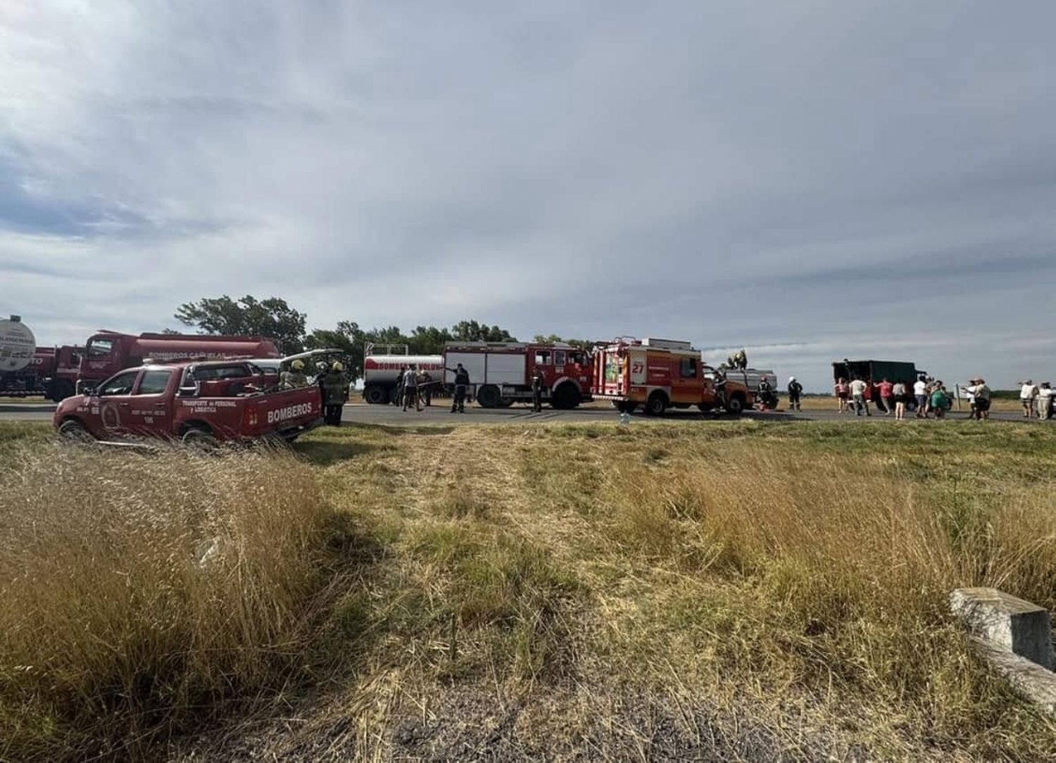 Incendio forestal en Uribelarrea: la ruta 205 permanece cortada y decenas de bomberos trabajan para controlar el fuego