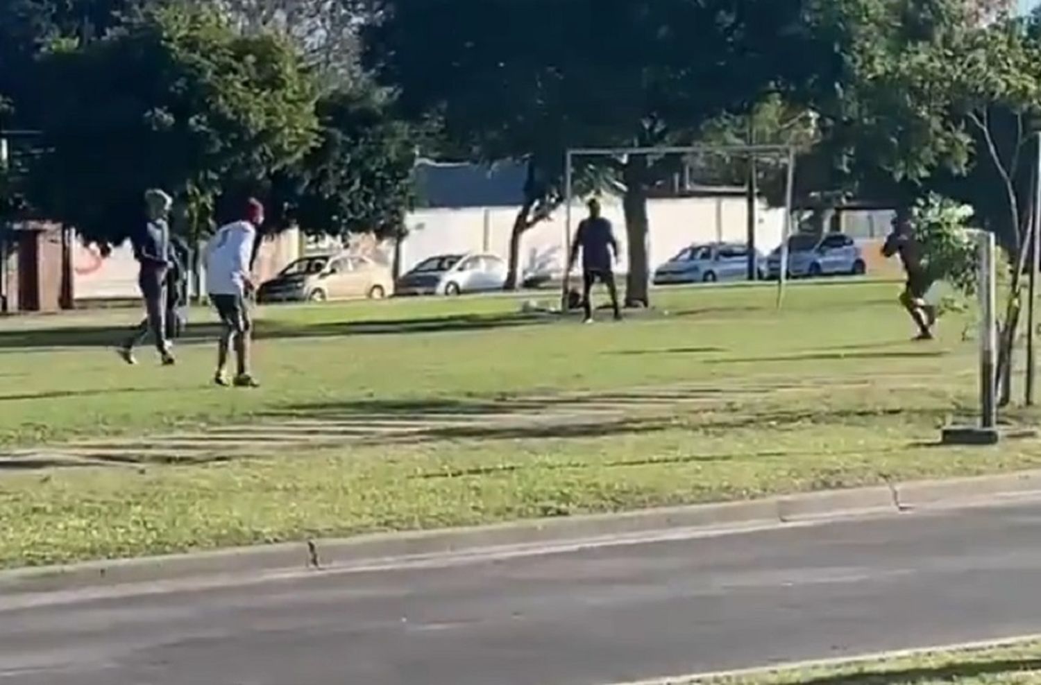 Armaron un partido de fútbol en pleno Puerto Norte en medio de la cuarentena, la policía no lo interrumpió y causó indignación