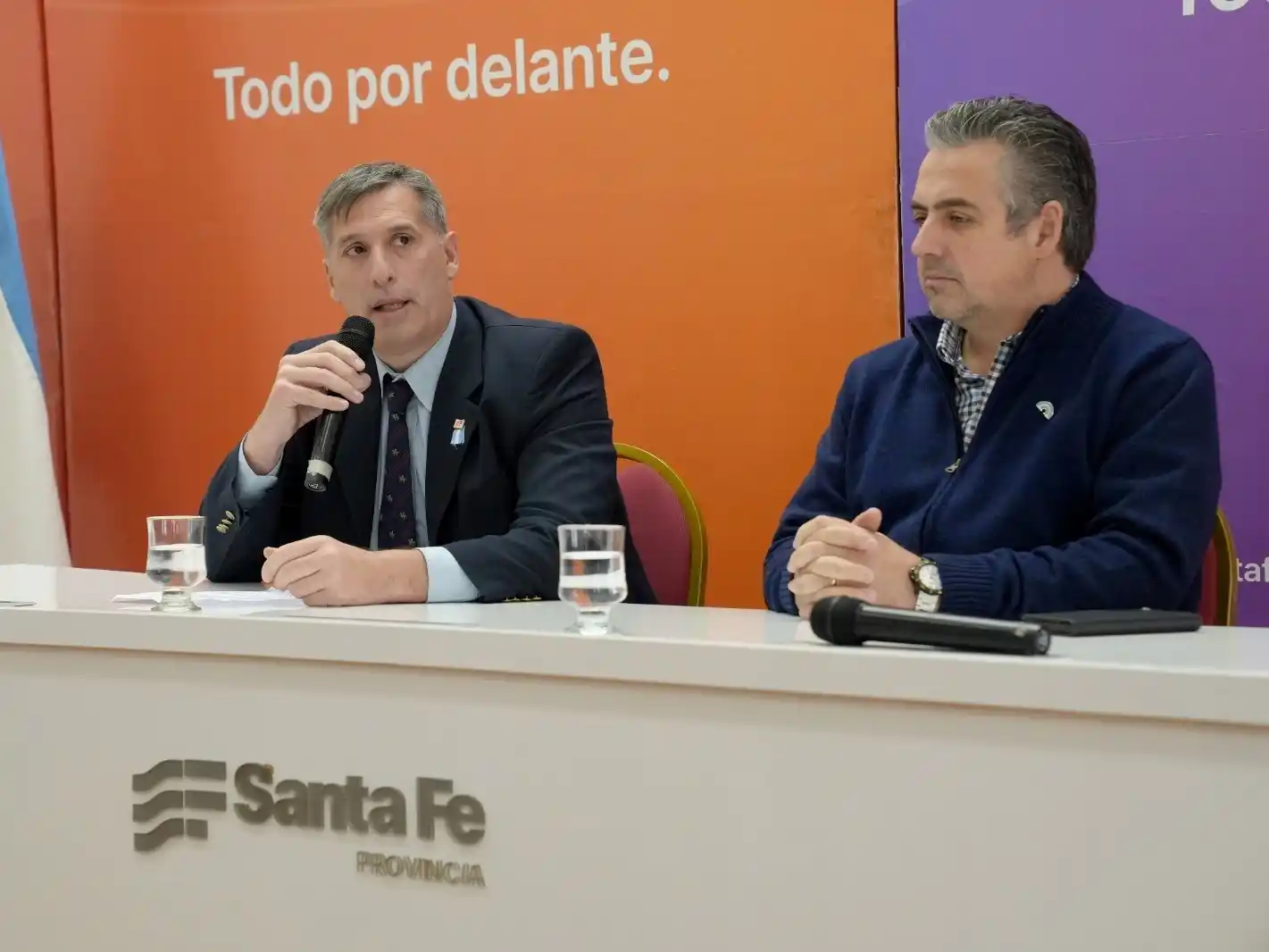 Pablo Olivares, de Economía, y Pablo Cococcioni de Seguridad, brindaron una conferencia de prensa.
