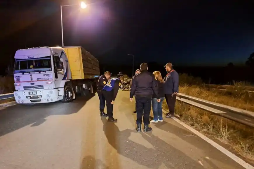 Un motociclista falleció al chocar contra un camión que estaba detenido en una rotonda sobre Ruta 14