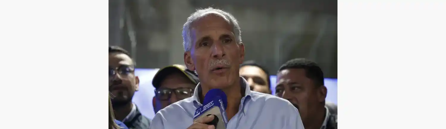 El candidato presidencial hondureño del Partido Nacional, Nasry Asfura, pronuncia un discurso mientras espera el resultado de las elecciones presidenciales en Tegucigalpa el 30 de noviembre de 2025 [AFP]