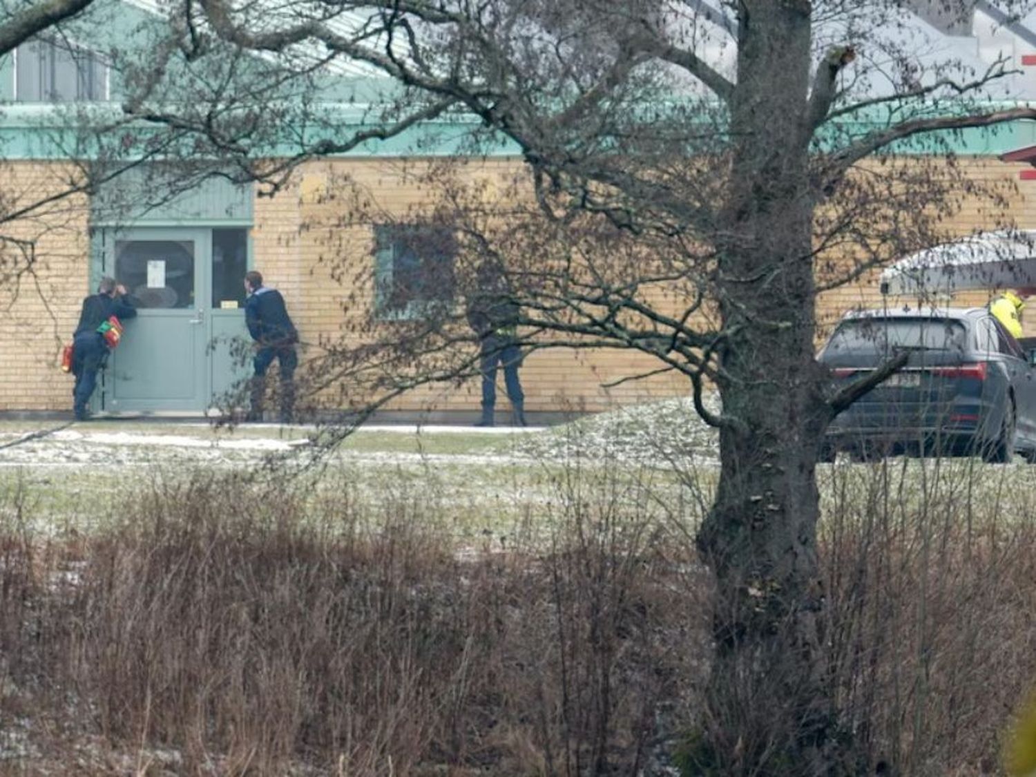 Los policías acuden a la escuela donde se produjeron los disparos.