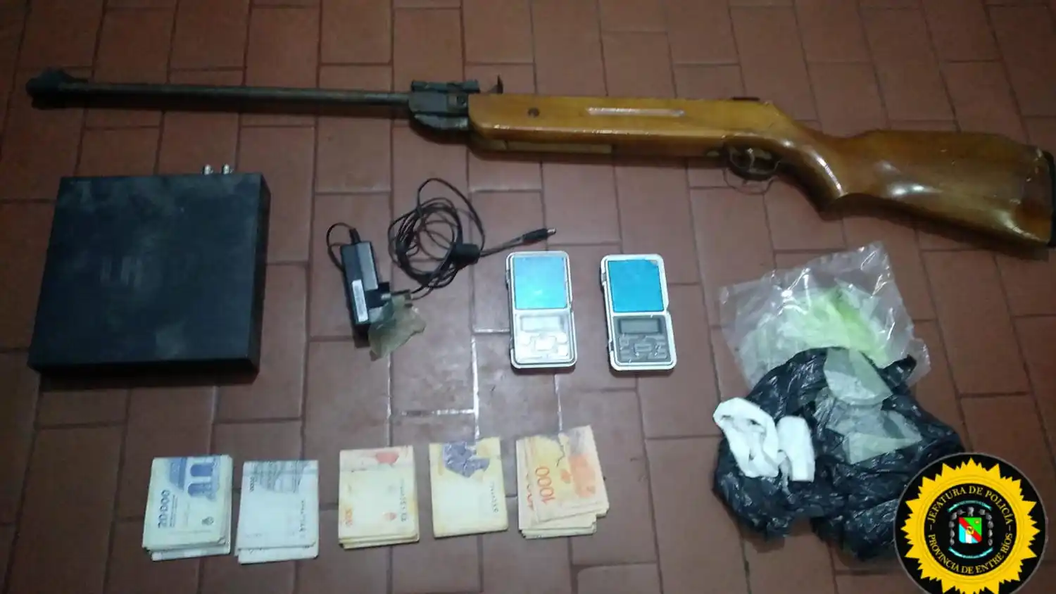 Allanamientos positivos: secuestran cocaína, una motocicleta robada y detienen a seis personas