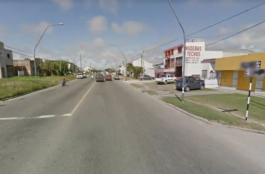 Bajaba del colectivo y un auto lo atropelló y mató