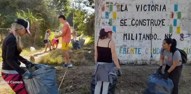 Tras la denuncia en ElDía, los propios vecinos limpian el barrio 348 y la plaza Néstor Kirchner