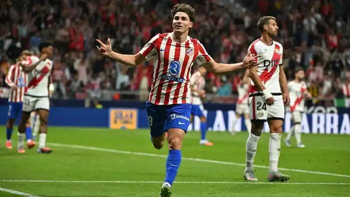 Julián Álvarez hizo los tres goles de Atlético de Madrid